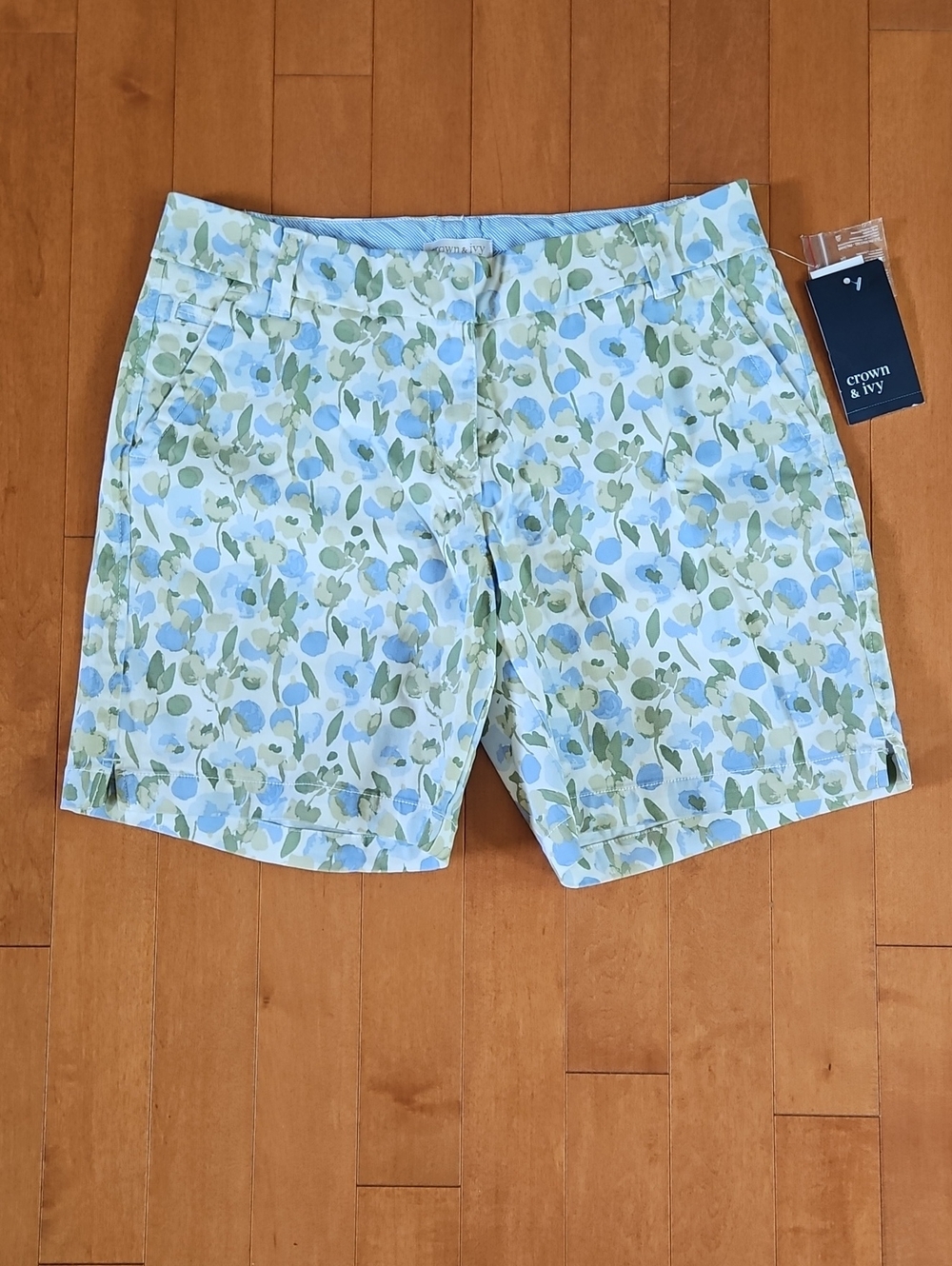 NWT crown & ivy "Caroline" Light Blue and Green Floral Shorts